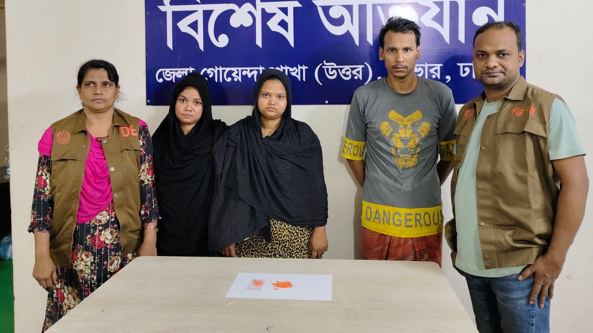 সাভারে পৃথক অভিযানে ১১০ পিস ইয়াবা উদ্ধার, আটক ৩